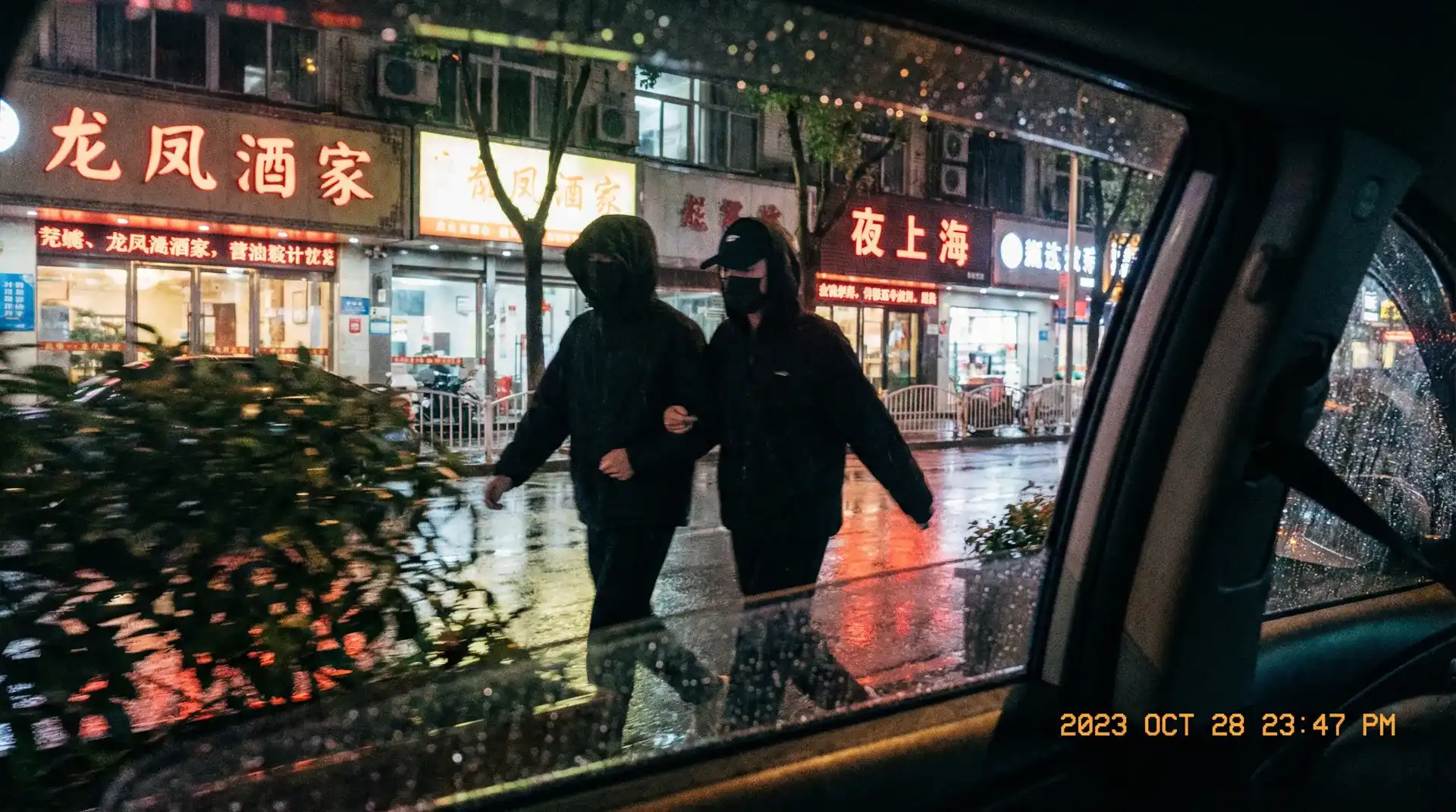 必发集团娱乐 - 顶流明星深夜密会现场抓拍照片